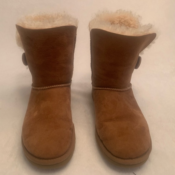 UGG Bailey Button II. Size: US 8. Color: Chestnut. - Picture 2 of 8